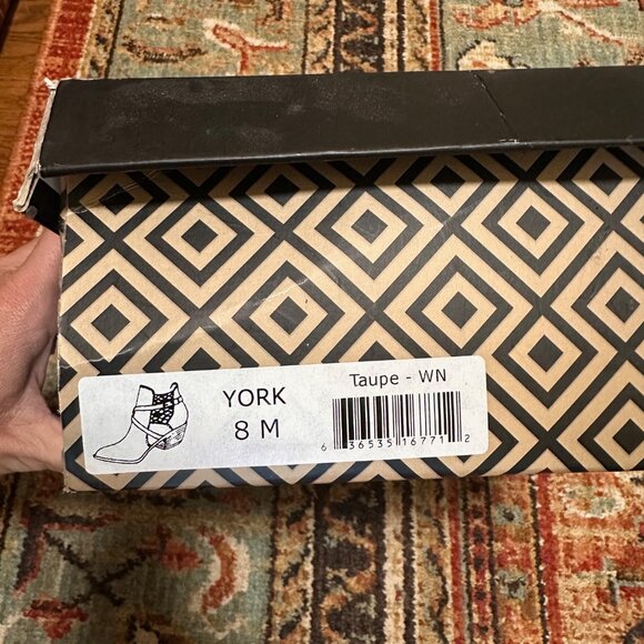 NIB CHARLES by Charles David York Cutout Side Booties Taupe Washed Nubuck size 8 - Picture 4 of 7